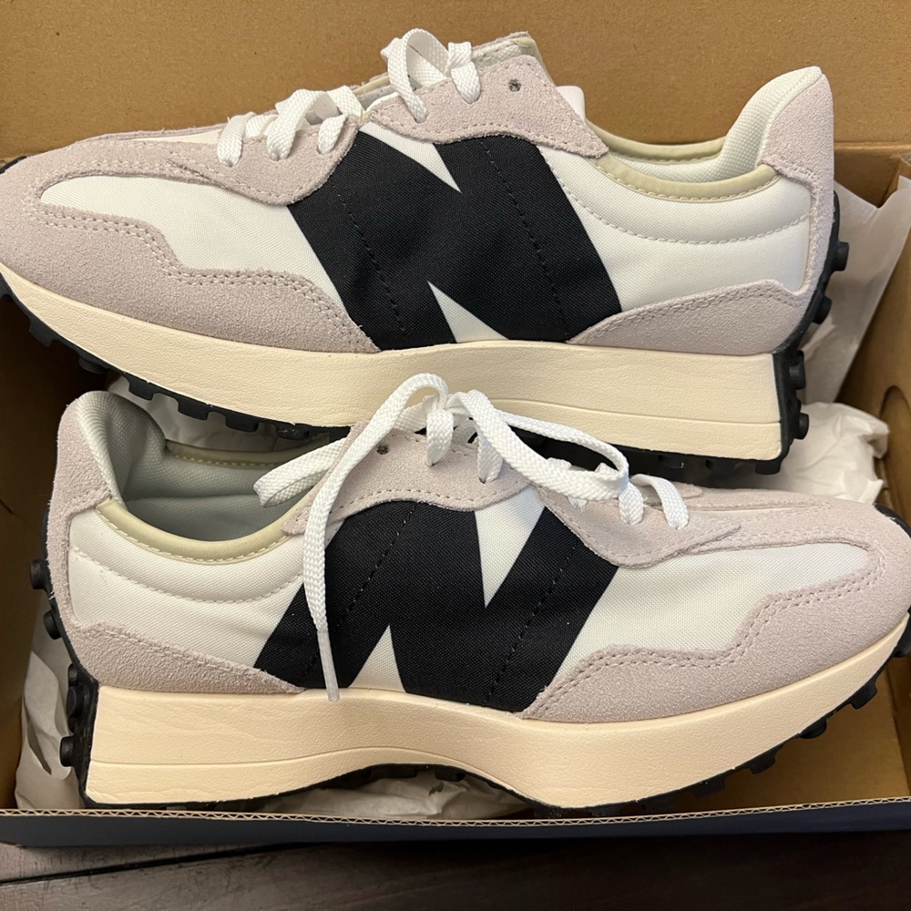 New Balance 327 Women’s Sneaker. Never worn. Still in box. Size 7.5